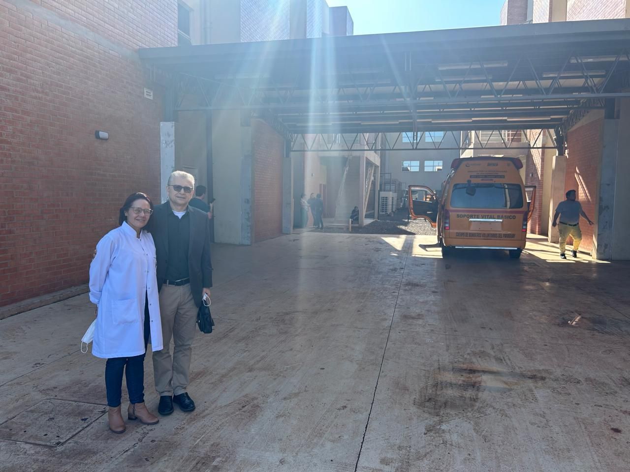 Dr. Frederico Arnaud com integrante da equipe de um hospital no Paraguai