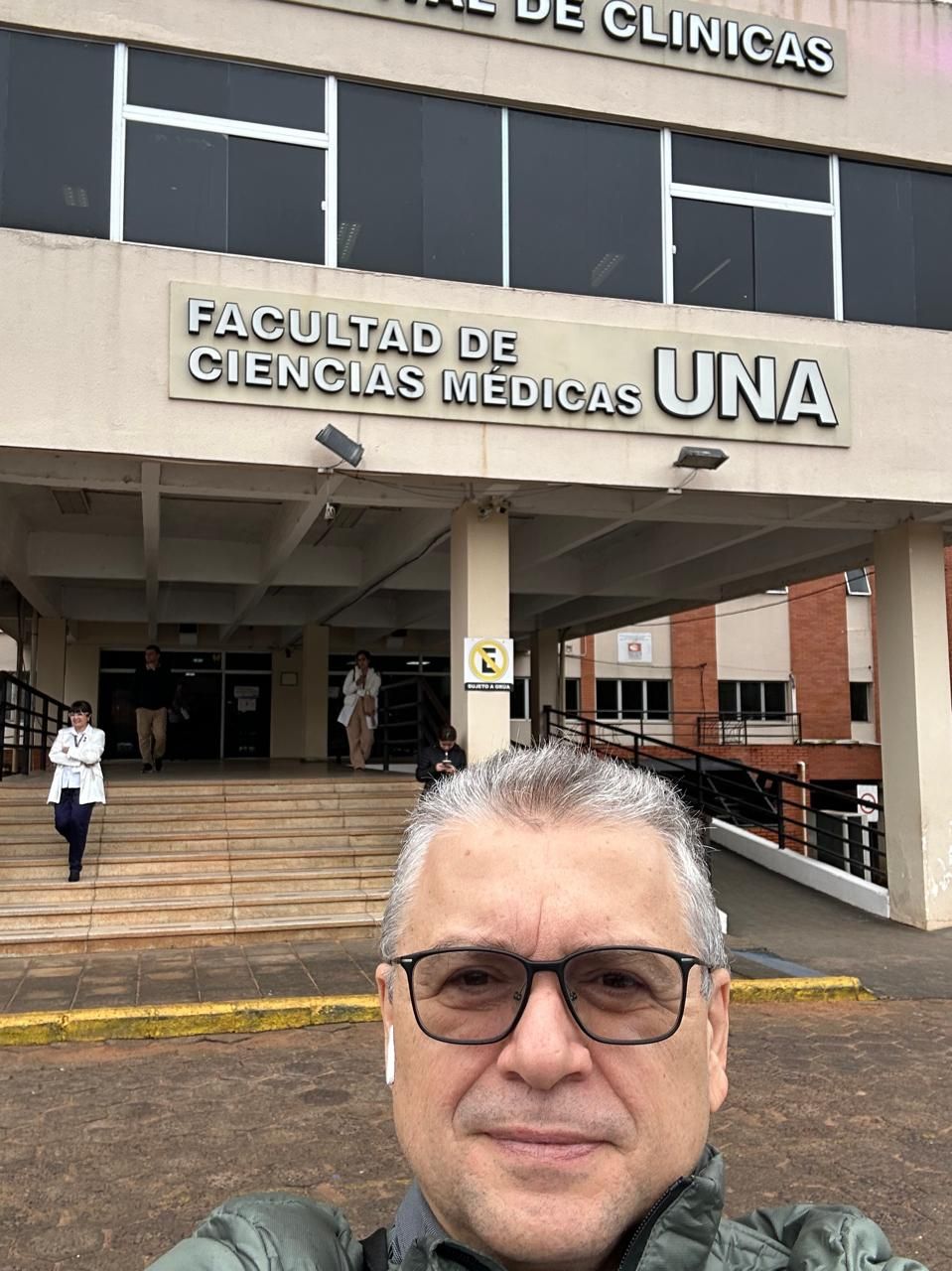 Dr. Frederico Arnaud na Faculdade de Ciências Médicas da UNA, Hospital de Clínicas de Assunção