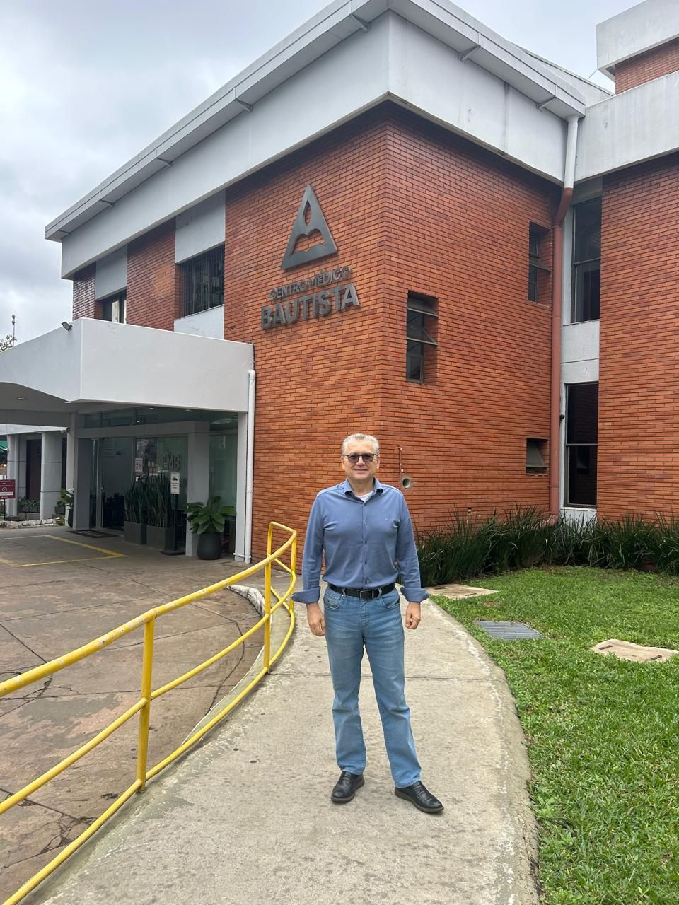 Dr. Frederico Arnaud em frente a hospital visitado no Paraguai