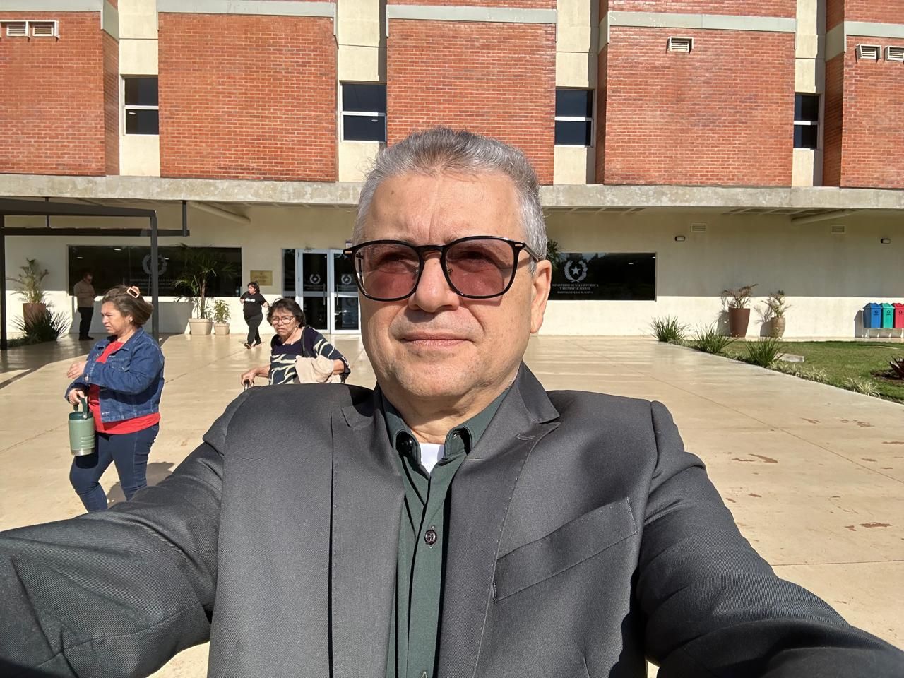 Dr. Frederico Arnaud no pátio de um hospital no Paraguai