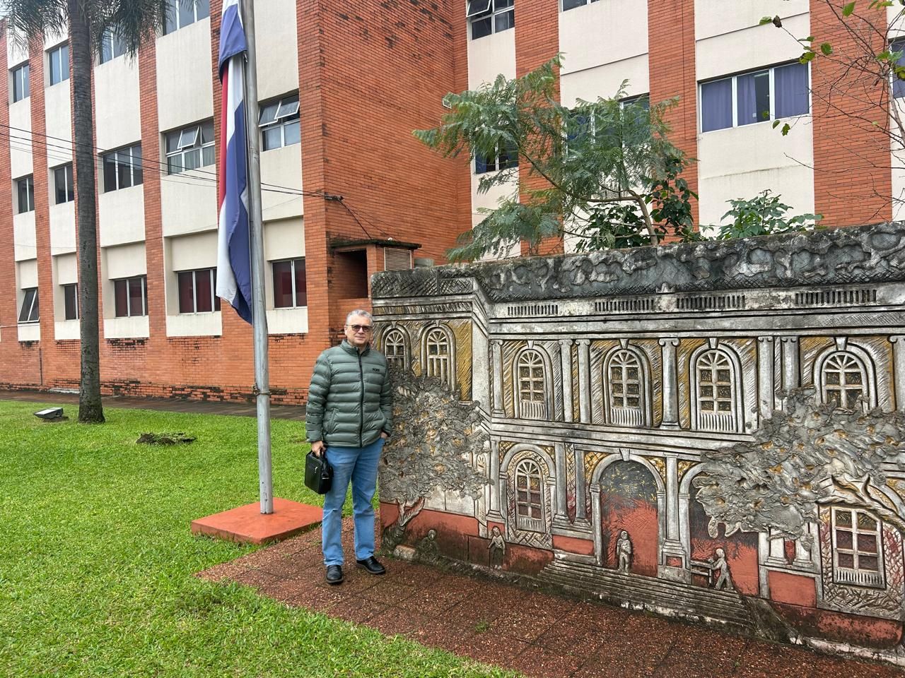 Dr. Frederico Arnaud ao lado da bandeira do Paraguai