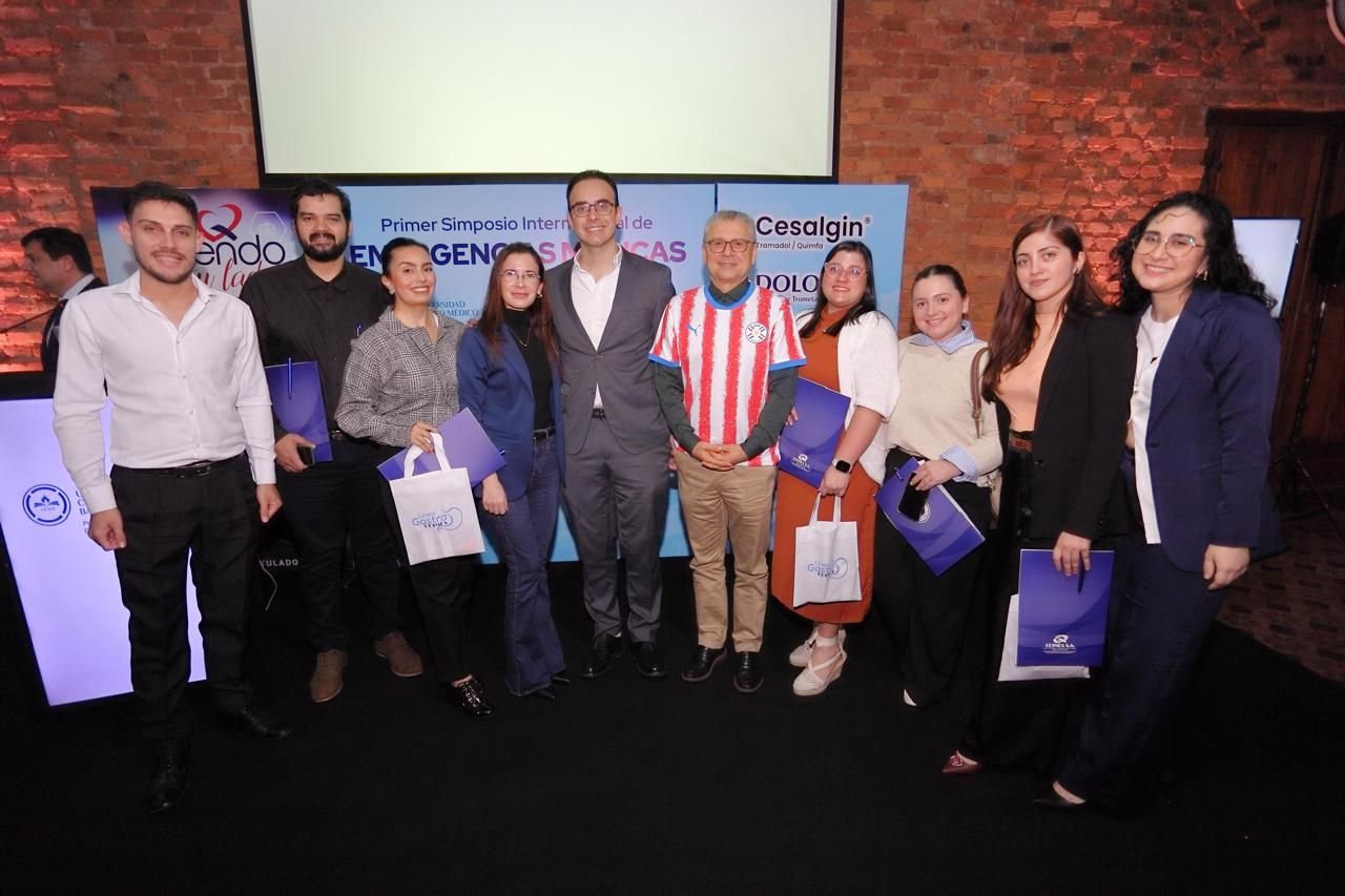 Dr. Frederico Arnaud com residentes e colegas no Simpósio, no Paraguai